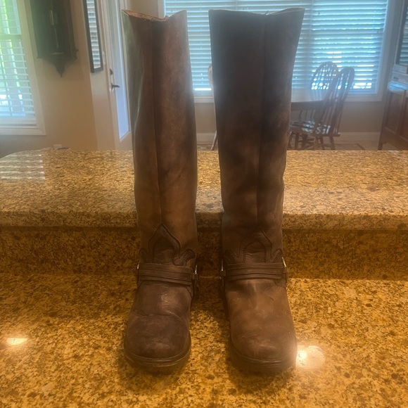 STEVE MADDEN Judgement Tall Shaft Fleur-de -Lis Boots Distressed Leather 7 - Picture 6 of 10